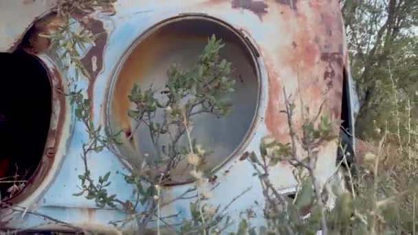 Reveal Shot Old Rusted Blue Car — Αρχείο Βίντεο