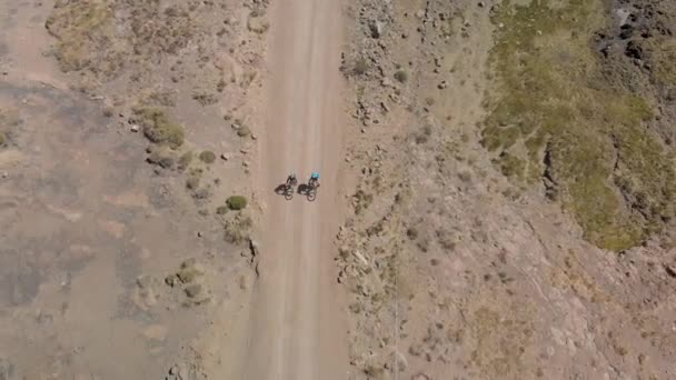 Aerial Shot Two Mountain Bikers Climbing Gravel Road Mountain Pass — Video Stock