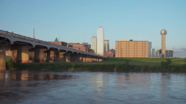 Dallas Skyline Trinity River Foreground Golden Hour Slow Moving Water — стокове відео