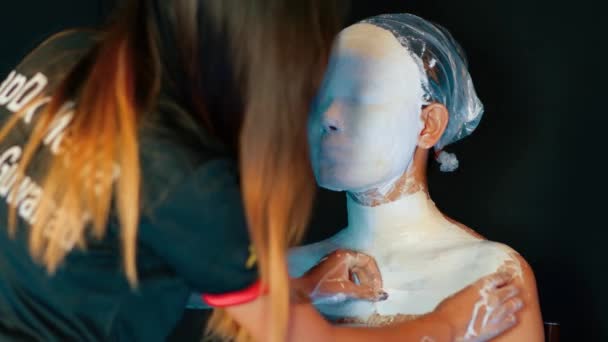 Close Shot Make Artist Painting Girls Breast White Clay Studio — Vídeo de Stock