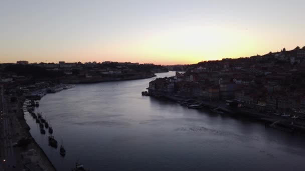 Céu Resplandece Com Pôr Sol Ardente Acima Rio Douro Porto — Vídeo de Stock