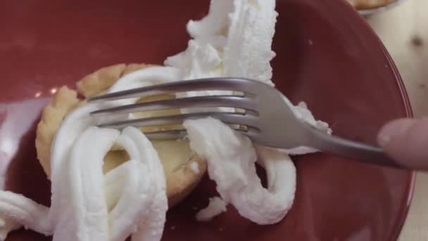 Tenedor Crema Batida Rematando Pastel Carne Picada Navidad — Vídeo de stock