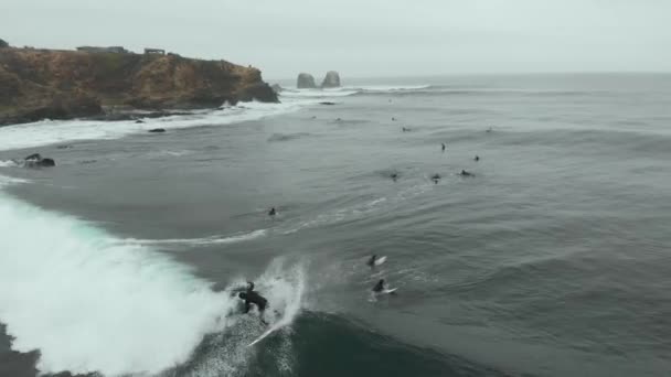 Aerial Close Surfer Riding Wave Cloudy Day Pichilemu Chile — Stock Video