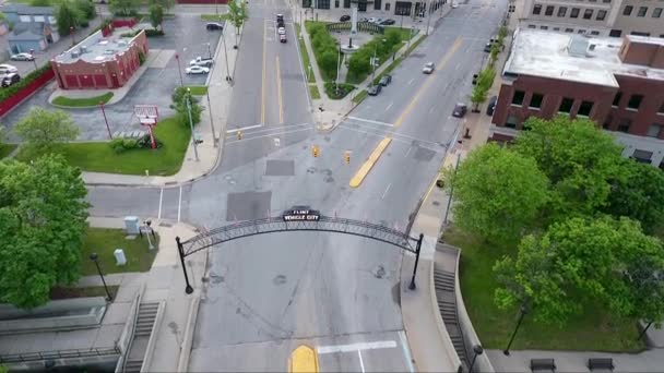 Descending Drone Shot Approaches Lighted Vehicle City Sign Archway Saginaw — Stok video