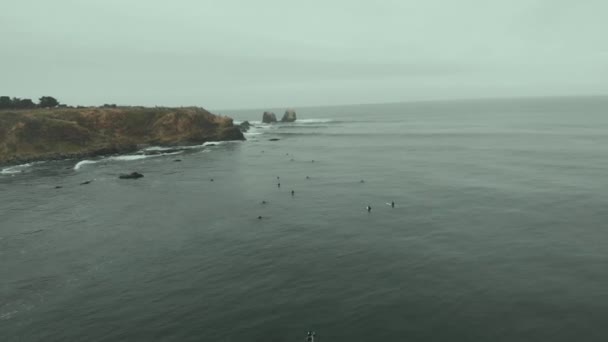 Aerial Drone Shot Flying Surfers Waiting Wave Cloudy Day Pichilemu — Vídeo de Stock