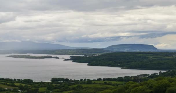 Time Lapso Naturaleza Paisaje Con Colinas Lago Distancia Día Nublado — Vídeo de stock