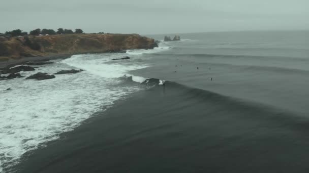 Aerial Shot Surfers Catching Wave Cloudy Day Punta Lobos — Stockvideo