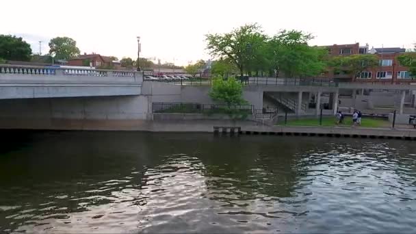 Drone Flies Flint River Looking Riverbank Park Downtown Flint Michigan — ストック動画