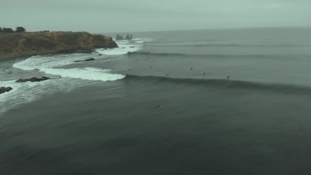 Aerial Drone Shot Wave Flying Backwards Cold Dark Day Pichilemu — Stock video