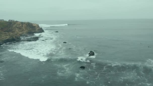 Aerial Orbit Revealing Surfers Rocky Formations Cloudy Day Pichilemu Chile — ストック動画