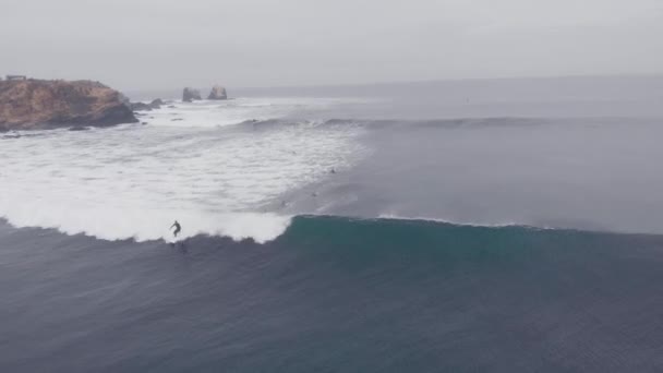 Aerial Shot Surfer Riding Foam Wave Pichilemu Chile — Stok video