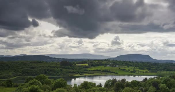 Tiempo Caducidad Naturaleza Paisaje Colinas Lago Día Nublado Irlanda — Vídeo de stock