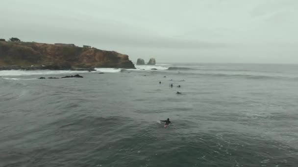 Disparo Aéreo Drone Sobre Surfistas Día Frío Mar Pichilemu Chile — Vídeo de stock