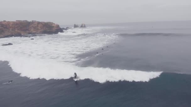 Tiro Aéreo Seguindo Surfista Montando Uma Onda Punta Lobos Chile — Vídeo de Stock