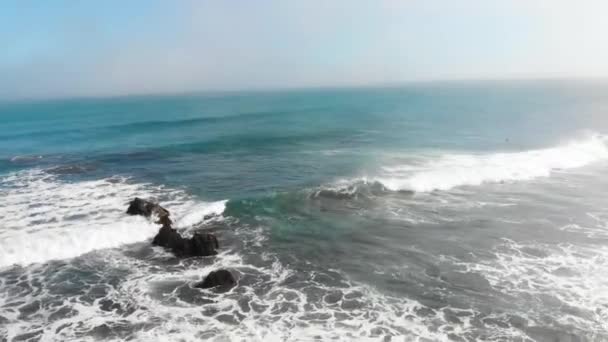 Aerial Cinematic Shot Waves Surfers Swimming Sunny Day Pichilemu Chile — Vídeo de Stock