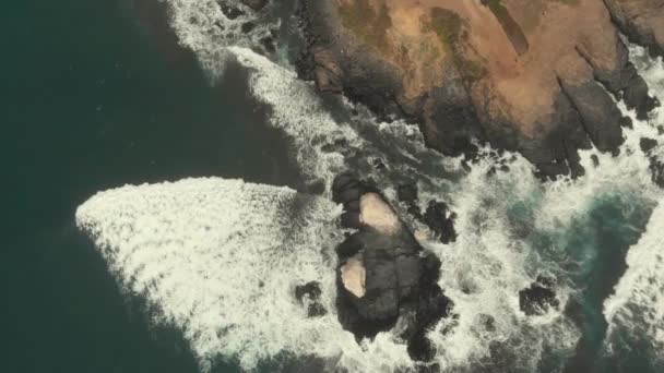 Aerial Descending Rocky Formations While Waves Crash Cloudy Day Pichilemu — Vídeo de Stock
