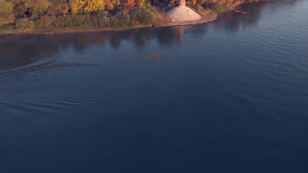 Entlarvende Drohnenaufnahmen Des Leuchtturms Auf Der Seite Der Donau Herbstliche — Stockvideo