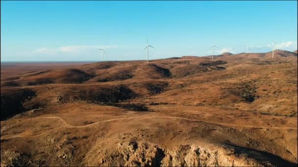 Wind Farm Towers Rise Majestically Barren Desert Landscape — ストック動画