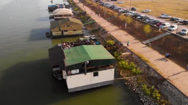 Casa Restaurante Madera Río Danubio Día Soleado Otoño Drone Aéreo — Vídeos de Stock