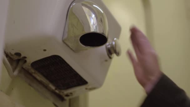 Verwendung Eines Elektrischen Warmluft Handtrockners Einem Öffentlichen Waschraum — Stockvideo
