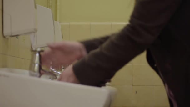 Мытье Рук Раковине Общественном Туалете Мыльницей — стоковое видео