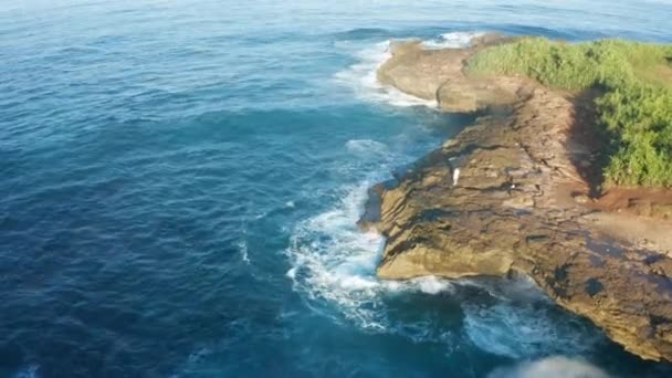 Повітряні Кадри Сходу Сонця Nusa Penida Величезна Сила Хвиль Розбивають — стокове відео