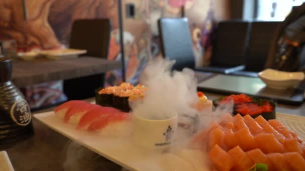 Talerz Sushi Który Wzmacnia Panoramę Talerza Tyłu Widać Tło Restauracji — Wideo stockowe