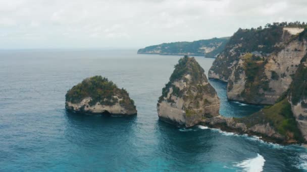 Aerial Shot Beautiful Rocks Sea Nusa Penida Island — Stockvideo