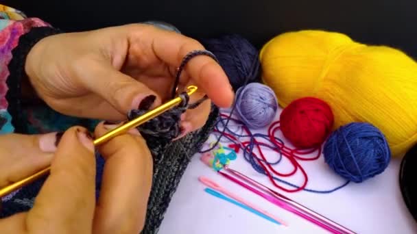 Κοντινό Πλάνο Της Γυναίκας Χέρι Crocheting Μια Τσάντα Για Φορητό — Αρχείο Βίντεο