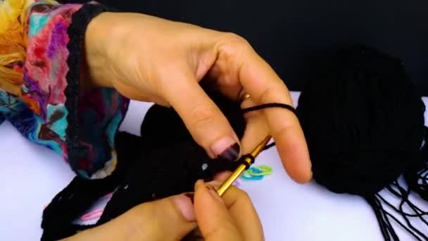 Крупним Планом Знімок Професійних Жіночих Рук Язання Чорного Шарфа Повільному — стокове відео