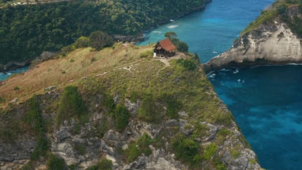 Aerial Shot House Cliff Nusa Penida Island — Stockvideo