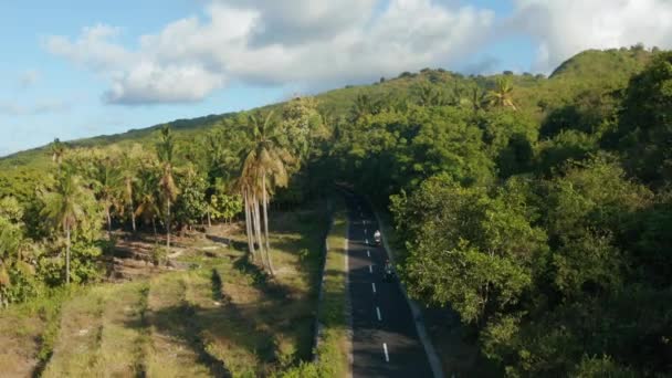 Filmagem Aérea Pessoas Está Dirigindo Moto Nusa Penida Island — Vídeo de Stock