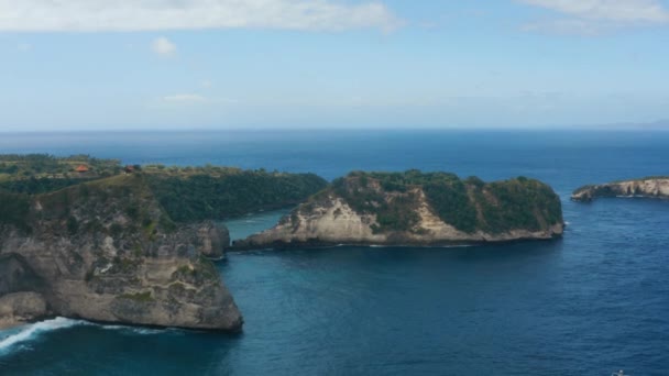 Aerial Shot Beautiful Rocks Sea Nusa Penida Island — ストック動画