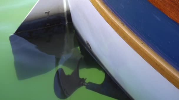 Вид Подводного Винта Лодки Которая Паркуется Причале Лодка Движется Создает — стоковое видео