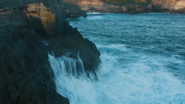 Awesome Power Waves Breaking Dangerous Rocks — Vídeo de Stock