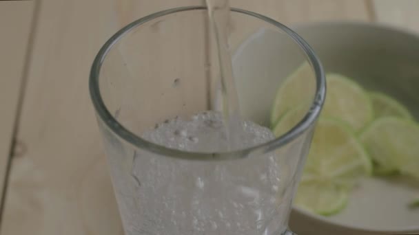 Pouring Glass Refreshing Fizzy Water Lime Slices — Stockvideo