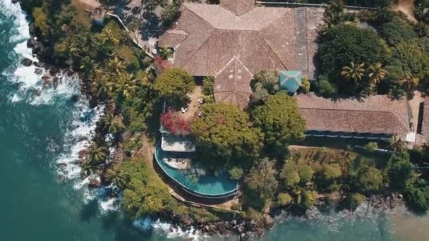 Aerial Drone Levantándose Disparado Sobre Lado Piscina Villa Frente Playa — Vídeos de Stock