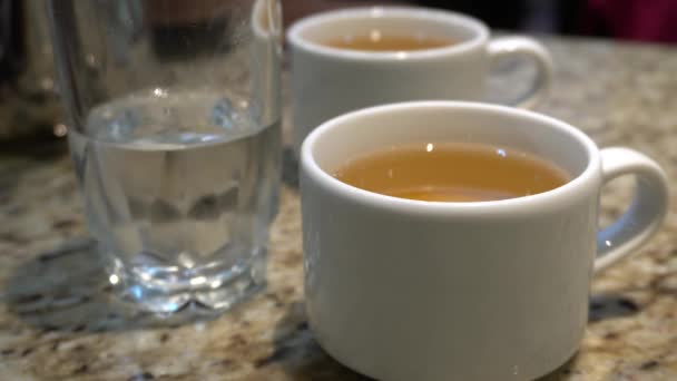 Две Чашки Чая Стаканом Воды Подаются Китайском Ресторане Крупный План — стоковое видео