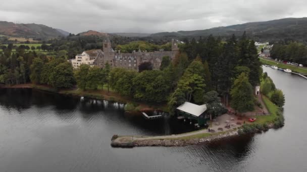 Panning Left Shore Fort Augustus Abbey Loch Ness Szkocja Antena — Wideo stockowe