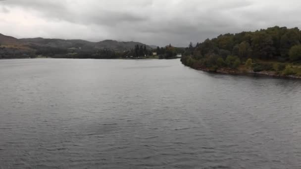 Tilting Dark Loch Ness Water Cloudy Day Aerial — Vídeo de stock