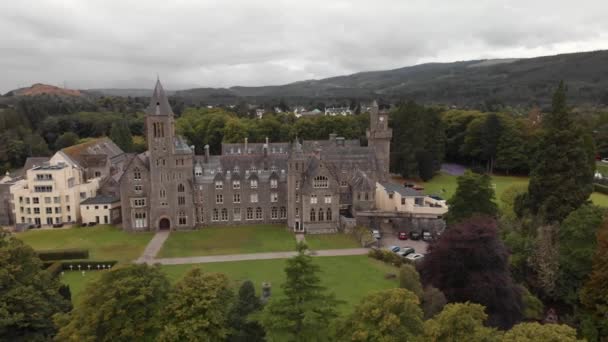 Dramatic Aerial Reveal Fort Augustus Abbey Shore Loch Ness Scotland — Vídeo de stock