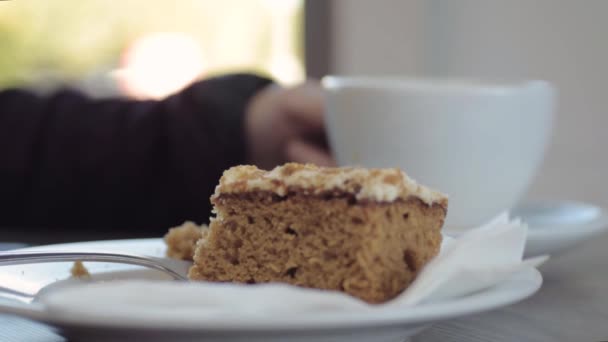 Посудомийка Кафе Насолоджується Чашкою Кави Морквяного Торта — стокове відео