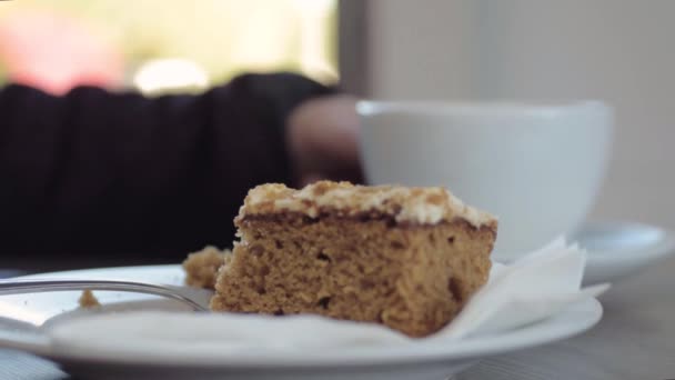 Diner Caffè Godendo Una Tazza Caffè Torta Carote — Video Stock