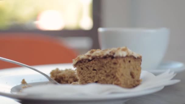 Comedor Cafetería Disfrutando Una Taza Café Pastel Zanahoria — Vídeo de stock