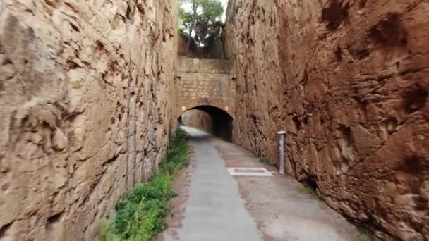 Cyclist Approaches Tunnel Aerial View Dirt Road Stones Dark Tunnel — Vídeo de Stock