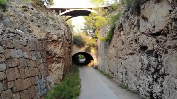 Couple Walking Tunnel Light Surrounded Nature Beautiful Cliffs Vegetation Sides — ストック動画