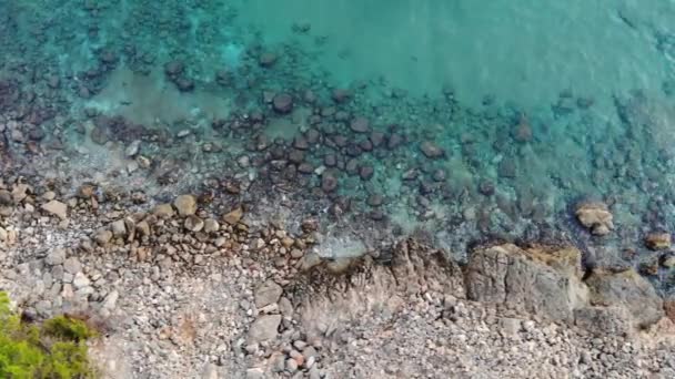 Beautiful Aerial View Cliff Sea Clear Blue Turquoise Sea Crystal — Vídeo de Stock