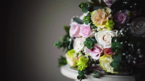 Esküvő Napja Virágcsokor Asztalon Közel Panning Lövés Menyasszonyi Csokor Fekszik — Stock videók