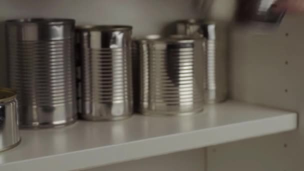 Sacar Latas Aluminio Del Estante Del Armario Comida — Vídeo de stock