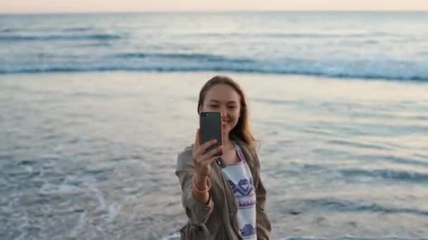 Mulher Loira Muito Jovem Praia Durante Pôr Sol Tirando Fotos — Vídeo de Stock